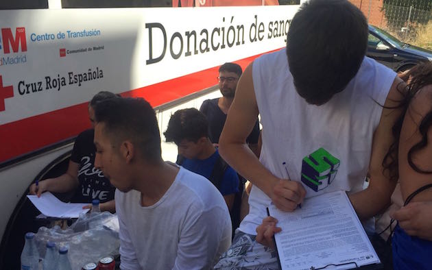 Jóvenes participantes del Campamento Urbano registrándose como voluntarios para donar sangre. / Carlos Fumero,