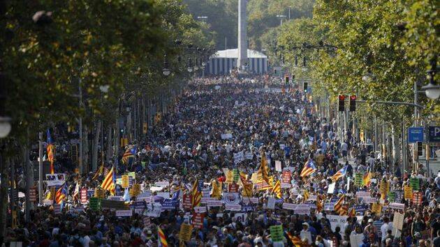 Alrededor de medio millón de personas, según la Guardia Urbana, se han concentrado en La Rambla.,