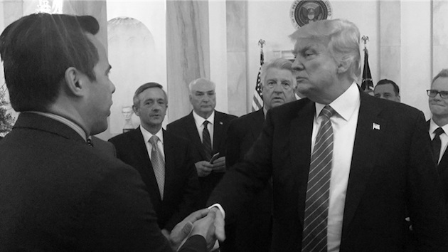 El pastor Samuel Rodríguez saluda a Donald Trump. / Archivo NHCLC,