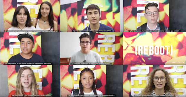 Varios jóvenes lanzan sus preguntas en el stand de Reboot en el 15j. / RZ,