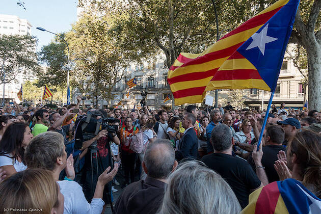 Manifestantes ayer en Barcelona, frente a las instalaciones de la Generalitat. / Francesc Genové, Flickr,