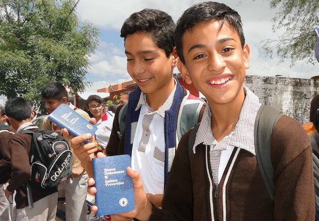 Jóvenes en México con la Biblia de los Gedeones, de la que se repartieron decenas de miles de ejemplares. / FB Gedeones,