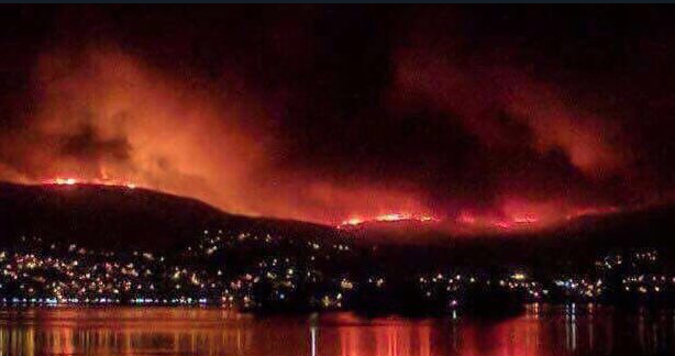 El fuego cerca la ciudad de Vigo, la noche del domingo.,