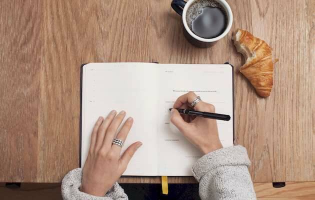 mujer escribiendo, desayuno mujer