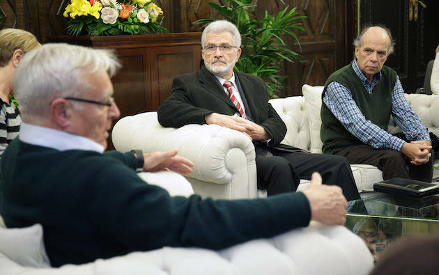 Joan Ribó conversa con algunos de los representantes evangélicos. ,