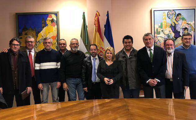 La alcaldesa Mamen Sánchez junto a la delegación de pastores de la Fraternidad. / Prensa Jerez,