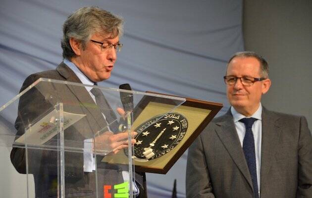 Mariano Blázquez hace entrega de una placa conmemorativa a Juan Carlos Escobar, presidente de la Comisión organizadora del 500º Aniversario de la Reforma. / FADE,
