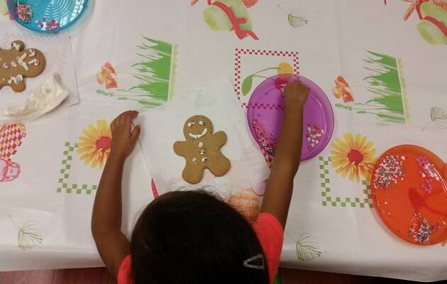 Una alumna reaizando una actividad culinaria. / LIFE International School,