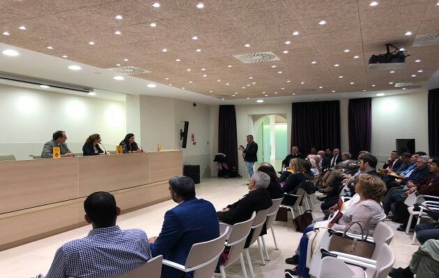 Un momento durante la presentación del libro.,