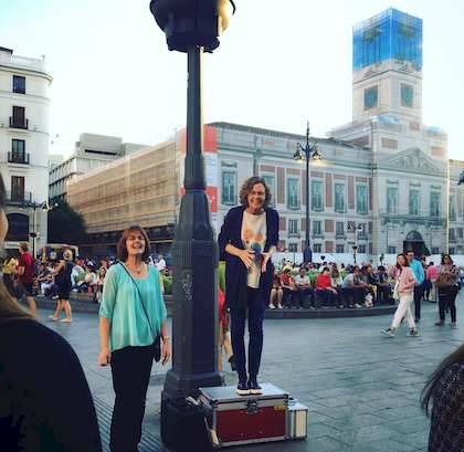 Julie, predicando sobre la Caja Roja en la Puerta del Sol /Facebook,Julie Bock, Caja Roja
