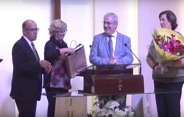Los actuales pastores, Juan Martínez y Sara Martínez (a la izquierda), recibiendo un obsequio de parte de la iglesia. / Youtube de la Iglesia Bíblica Ebenezer,