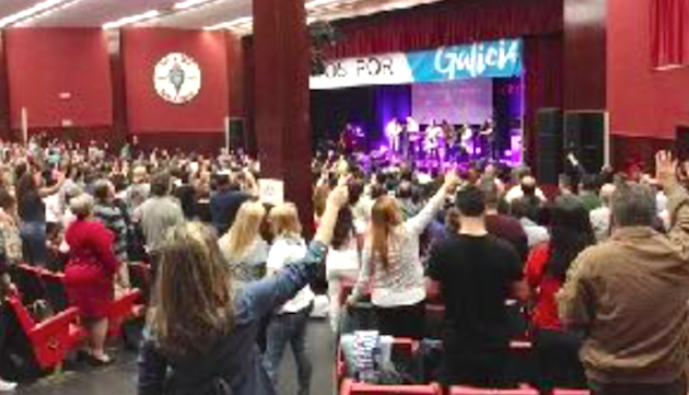 Momentos de alabanza durante el evento. / Xuntos Por Galicia,