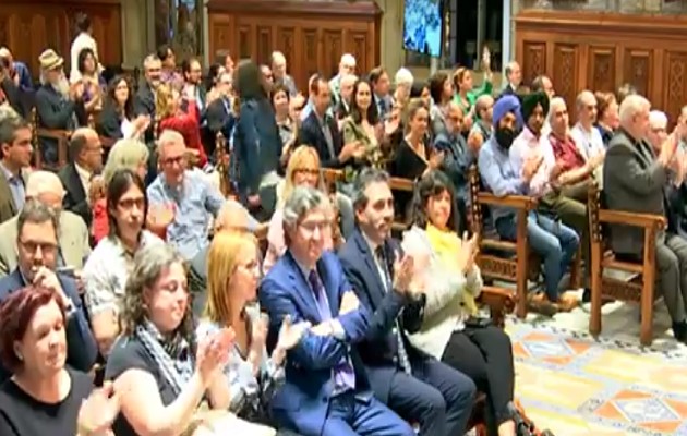 Representantes de diferentes iglesias y entidades evangélicas han llenado el salón de Cent durante el acto, al que también han acudido miembros de otras religiones. / Ayuntamiento de Barcelona,