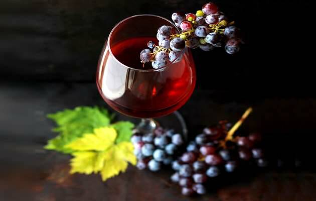 copa vino, uvas rojas