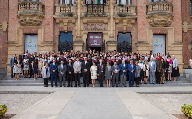 Foto de familia de graduados y profesores de la Facultad de Asambleas de Dios de La Carlota.,