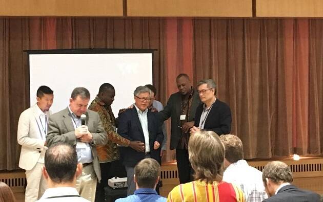 Líderes cristianos de diferentes pares del mundo muestran su apoyo público y oran por el pastor Ezra en el reciente encuentro del Movimiento Lausana global en Wheaton (Estados Unidos), en junio de 2018. / Lausanne Movement,