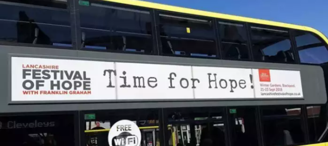Uno de los autobuses de Blackpool Transport con la publicidad del Festival de la Esperanza. / Blackpool Gazette,