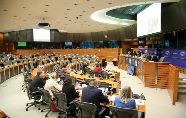 El comité del TERR, presentando sus conclusiones en una sesión del Parlamento Europeo, en Estrasburgo. / UE,