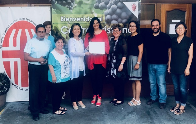 Miembros de la iglesia recibiendo el premio de la directora de la Fundación Pluralismo y Convivencia, Rocío López. / Centro Cristiano La Roca,