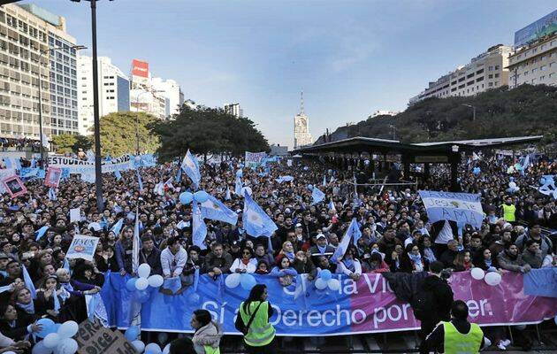 Según los organizadores, más de 650.000 personas marcharon este sábado por las principales vías de Buenos Aires manifestando su oposición al aborto. ,