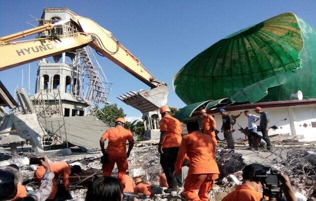 Operarios de rescate trabajando entre los escombros de una mezquita en Lombok. / Twitter Sutopo Purwo Nugroho,