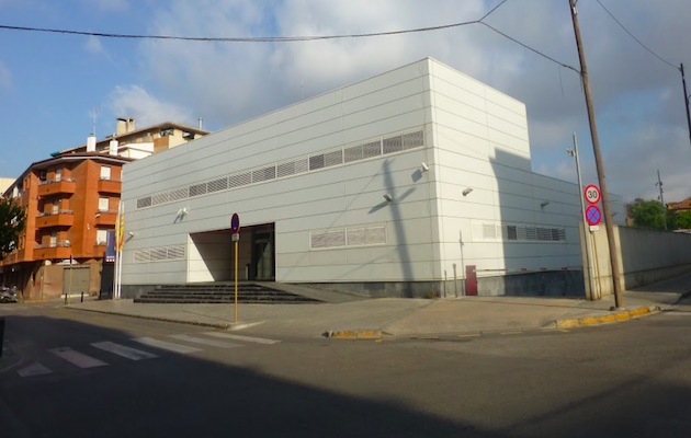 Exterior de la comisaría de los Mossos d'escuadra en Cornellà de Llobregat, donde se produjo el ataque este domingo. / Pako Valera, Google,