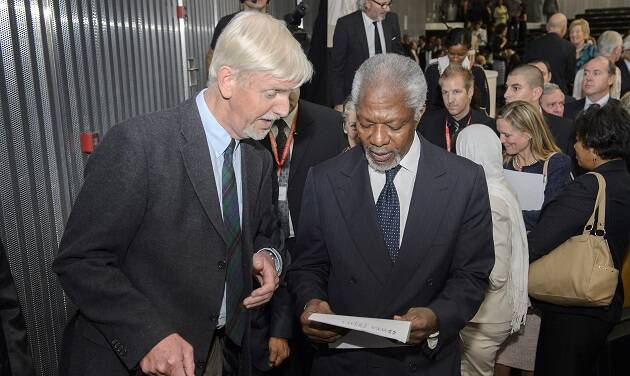 Albert Hengelaar presenta al ex secretario general de la ONU Kofi Annan the el informe sobre derechos humanos en Congo elaborado por la Alianza Evangélica Mundial./ WEA,