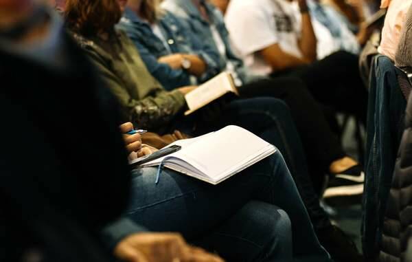 Nicole Honeywill / Unsplash,alumnos estudiando, escuela alumnos