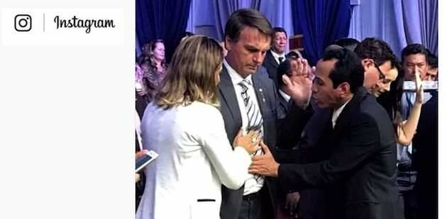 Un pastor ora por Jair Bolsonaro, hace cuatro meses, en un congreso. / Instagram,