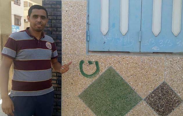 Rachid muestra la marca que encontró en la fachada de su hogar. / Rachid Souss,