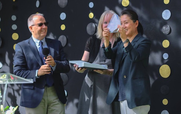 La pastora y misionera Kim recogiendo el reconocimiento por su labor estos 30 años.,