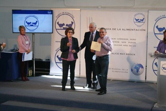 Francisco García, director del Banco de Alimentos de Madrid, entrega el diploma al pastor Antonio Amigo. / FB Iglesia Las Águilas,