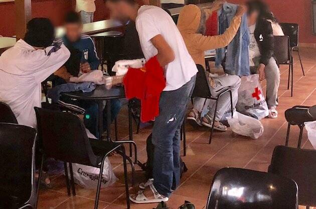Los inmigrantes, recibiendo atención y ropa en el albergue de la Misión Cristiana Moderna. / MCM facebook,