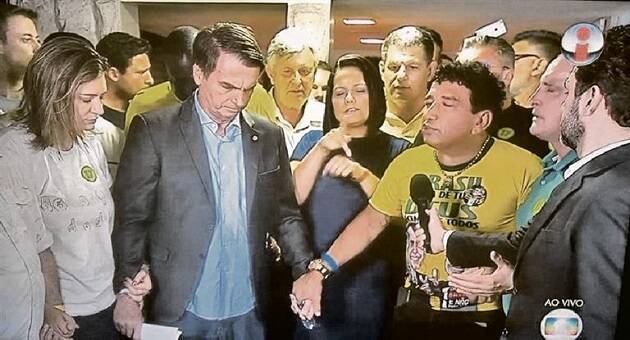 El pastor Malta ora con Jair Bolsonaro.,