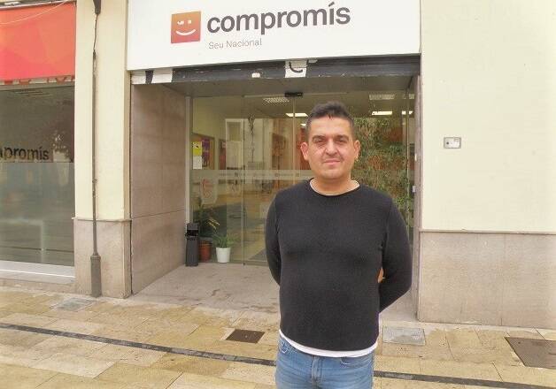 Carles Mulet, senador de Compromís, frente a la sede del partido en Valencia. / Foto: Joel Forster,
