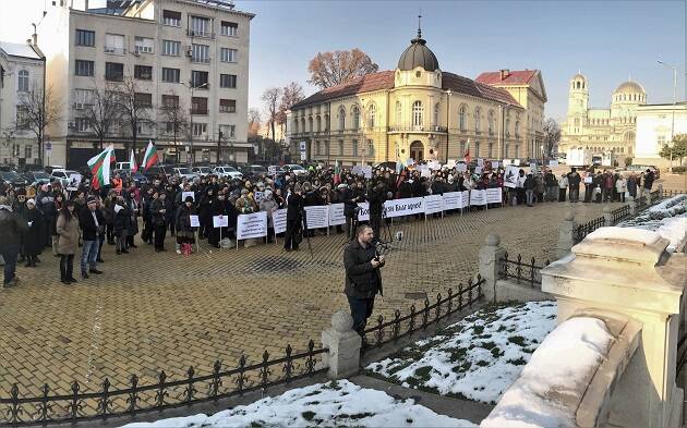 La concentración para orar de este 2 de diciembre comenzó frente al Parlamento búlgaro. Al fondo, la Academia de Ciencias de Bulgaria y la catedral Alexander Nevsky. / Vlady Raichinov,