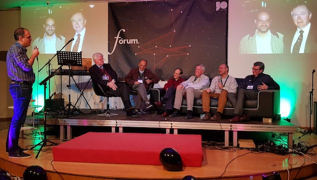 Joaquín Hernández pregunta a los seis entrevistados. / Fórum,