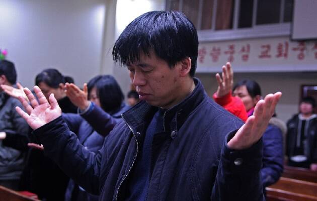 Un hombre en una iglesia del Three Self Patriotic Movement en Yanji, China. / Puertas Abiertas,