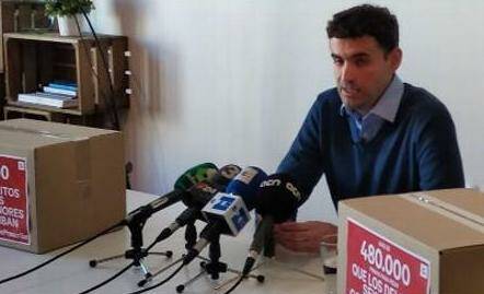 Miguel Ángel Hurtado, presentando las 480.000 firmas en rueda de prensa. / Religión Digital,