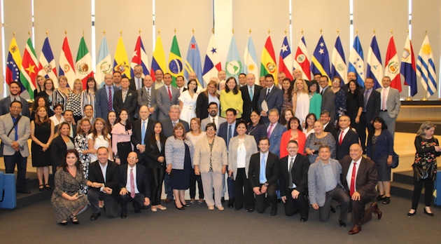 Visita de algunos participantes del Congreso al parlamento iberoamericano en Panamá. /Congreso,