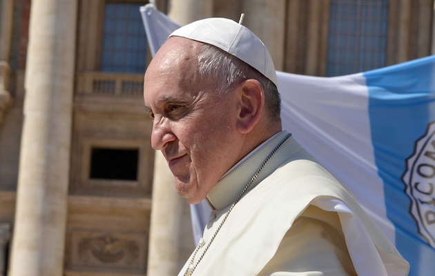 El Papa Francisco saludando a una multitud de personas en la plaza de San Pedro. / Annet Klinger, Pixabay CC,