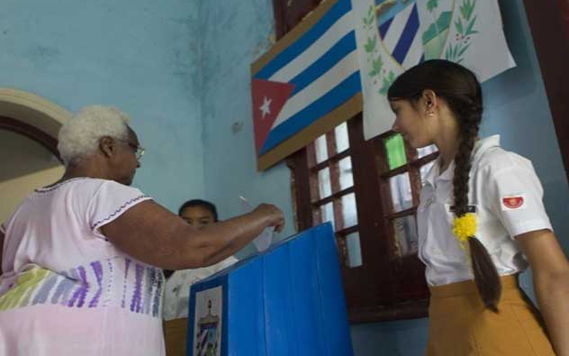 Una mujer votando en un colegio electoral este fin de semana. / ED,