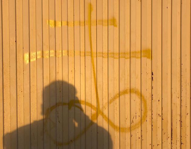 La pintada que apareció en la fachada de la iglesia Río de Vida en Alicante. / Samuel Justo,