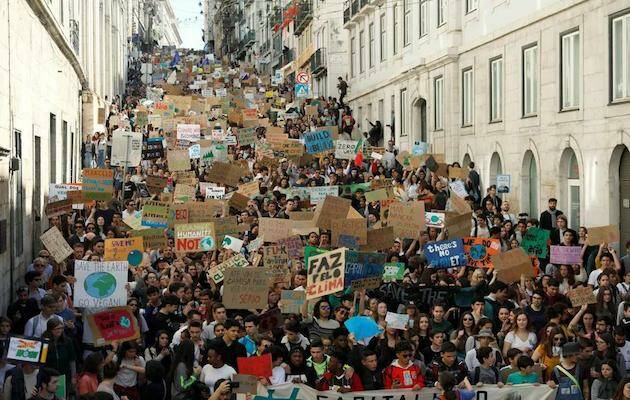 Imagen de la concentración en Lisboa. / Twitter @GretaThunberg,