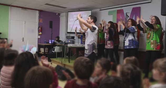 Actuación de Gospelittles esta semana en un colegio de Ourense. / Coro Gospel Vida,