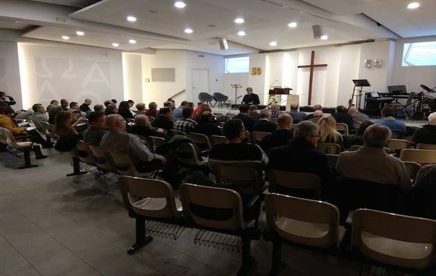 Una reunión en una iglesia evangélica en Barcelona. / Eric Rodríguez,