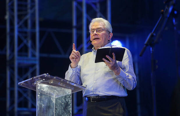 Luis Palau, predicando en un evento en 2015. / Luis Palau Association,