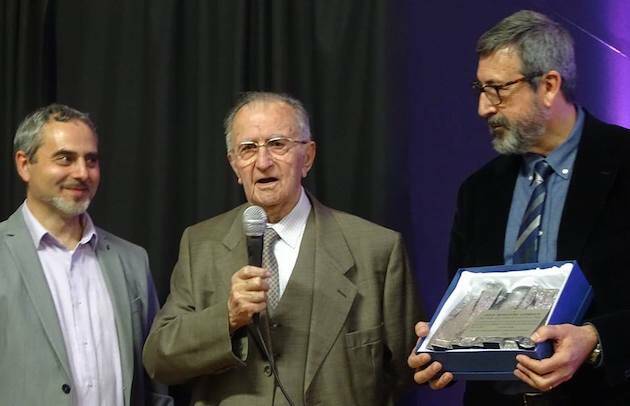 Félix, recibiendo una placa conmemorativa.,