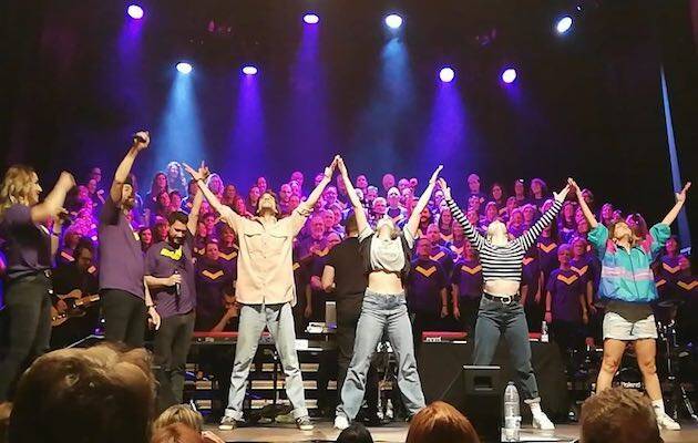 Uno de los instantes del concierto, en el que también intervino el grupo de baile La banda. / Instagram @carolprhe,