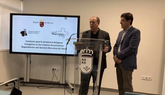 Ángel Zapata y el Consejero del servicio murciano de Salud, Manuel Villegas. / La Opinión de Murcia,